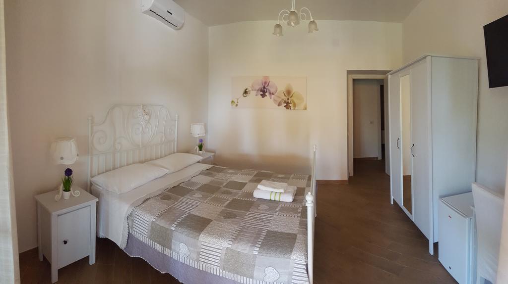 Bed And Breakfast La Corte Degli Ulivi Чивитавекия Стая снимка
